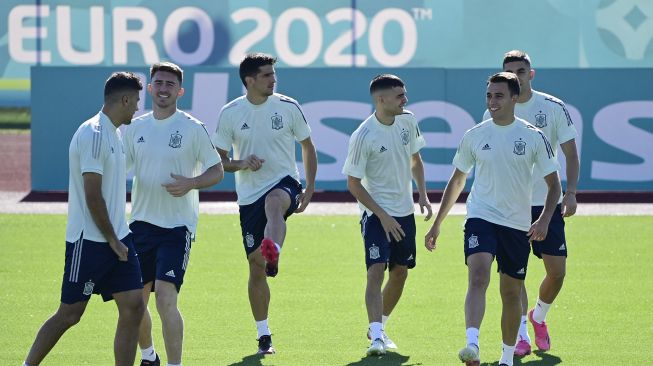 Para pemain Spanyol mengikuti sesi latihan di Ciudad del Futbol, Las Rozas, Madrid, pada (5/7/2021). [JAVIER SORIANO / AFP]