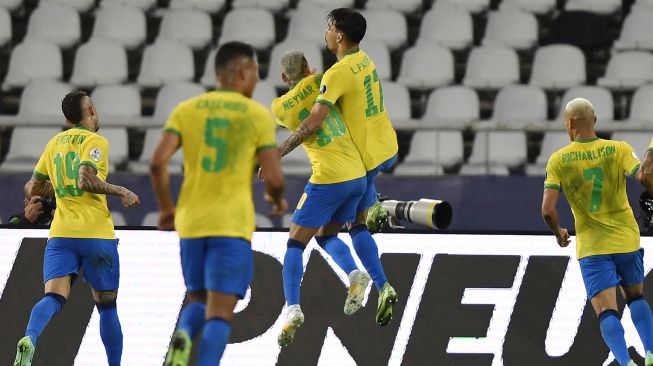 Pesepak bola Brazil Lucas Paqueta melakukan selebrasi dengan rekannya  setelah berhasil mencetak gol pertama untuk tim nya saat melawan Peru dalam laga semi final Copa America 2021, di Stadion Nilton Santos, Rio de Janeiro, Brazil , Selasa(6/7/2021). [Foto/AFP]