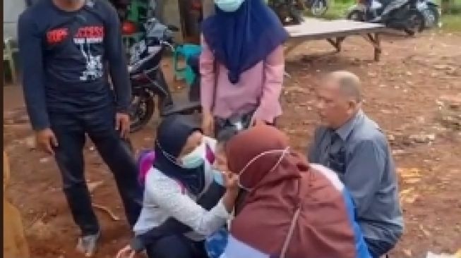 Wanita menangis di makam ayahnya (tiktok)