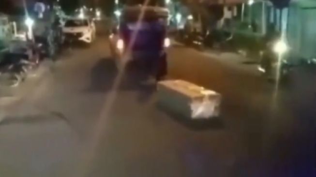 Viral Video Peti Jenazah Jatuh dari Ambulans, Tergeletak di Tengah Jalan