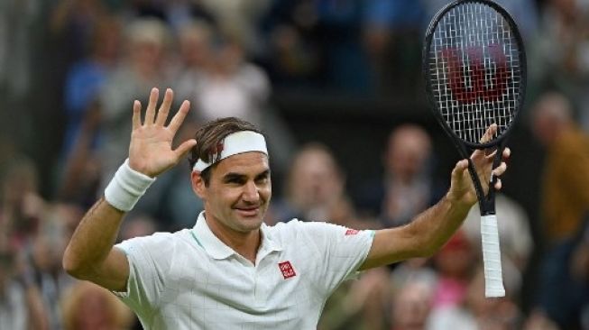 Petenis Swiss Roger Federer merayakan kemenangannya atas petenis Italia Lorenzo Sonego di babak keempat tenis Wimbledon 2021. Glyn KIRK / AFP