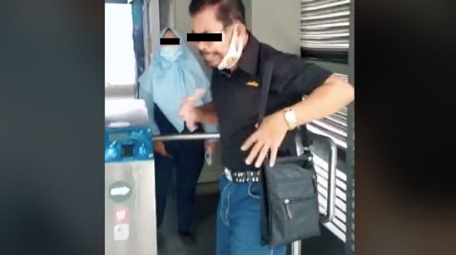 Bapak-bapak dicegat petugas gegara masker (tiktok)