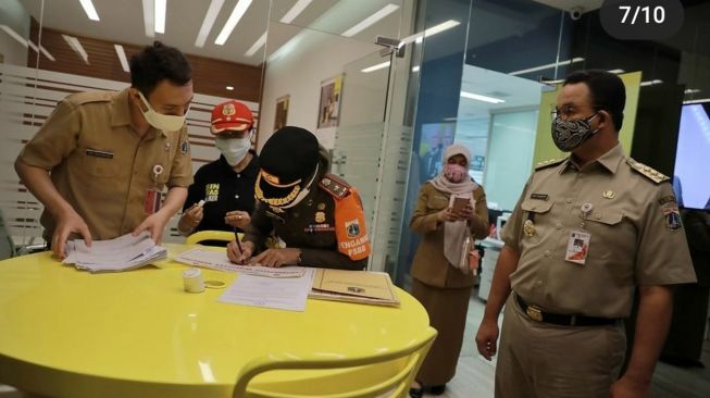 Gubernur DKI Jakarta Anies Baswedan saat menyambangi kantor Equity Life & Ray White Indonesia di gedung Sahid Sudirman Center, Tanah Abang, Jakarta Pusat, Selasa (6/7).   Foto: Instagram @aniesbaswedan)