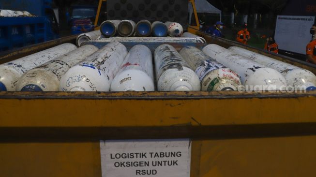 Sejumlah logistik tabung oksigen yang ada di Posko Darurat Oxygen Rescue di kawasan Monumen Nasional (Monas), Jakarta Pusat, Selasa (6/7/2021). [Suara.com/Alfian Winanto]