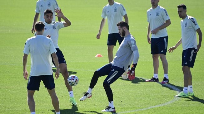 Penjaga gawang Spanyol David De Gea (tengah) mengikuti sesi latihan di Ciudad del Futbol, Las Rozas, Madrid, pada (5/7/2021). [JAVIER SORIANO / AFP]