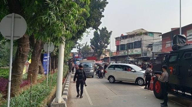 Penumpukan kendaraan di titik penyekatan di kawasan Lenteng Agung, Jakarta Selatan sore ini. (Suara.com/Arga)