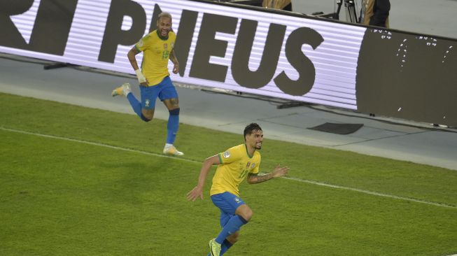 Pesepak bola Brazil Lucas Paqueta melakukan selebrasi dengan rekannya  setelah berhasil mencetak gol pertama untuk tim nya saat melawan Peru dalam laga semi final Copa America 2021, di Stadion Nilton Santos, Rio de Janeiro, Brazil , Selasa(6/7/2021). [Foto/AFP]