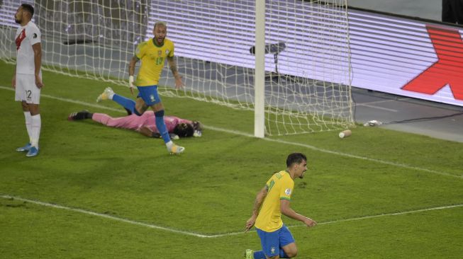 Pesepak bola Brazil Lucas Paqueta melakukan selebrasi dengan rekannya  setelah berhasil mencetak gol pertama untuk tim nya saat melawan Peru dalam laga semi final Copa America 2021, di Stadion Nilton Santos, Rio de Janeiro, Brazil , Selasa(6/7/2021). [Foto/AFP]