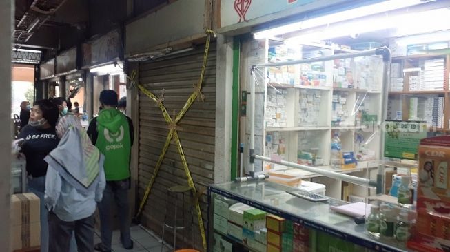 Salah satu toko obat yang disegel polisi di Pasar Pramuka, Matraman, Jakarta Timur. (Suara.com/Yaumal)