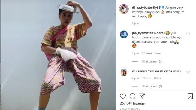 Aksi kocak DJ Katty Butterfly, menjawab kritikan warganet soal penampilannya yang dianggap terlalu seksi. [Instagram]