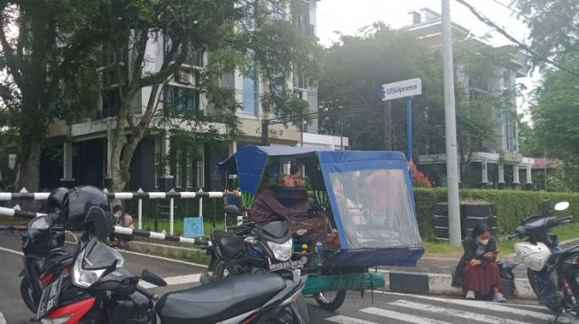 Kisah Ayah di Sumut Antar Anak Ujian Masuk USU Naik Becak Motor