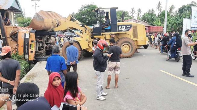 Truk Fuso Terpental dari Badan Jalan 3 Orang Dilarikan ke Rumah Sakit 