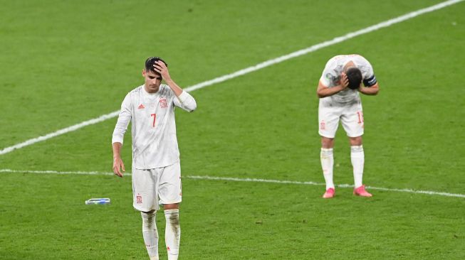 Penjaga gawang Italia, Gianluigi Donnarumma menggagalkan eksekusi striker Spanyol Alvaro Morata, dalam adu penalti di semifinal UEFA EURO 2020 antara Italia vs Spanyol, di Stadion Wembley London, Inggris, Rabu (7/7) dini hari WIB.  [Photo/AFP]