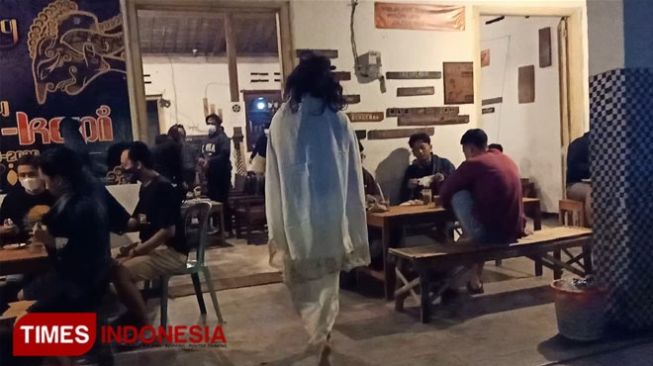 Pengunjung Warung Kopi Bubar Usai Didatangi Kuntilanak