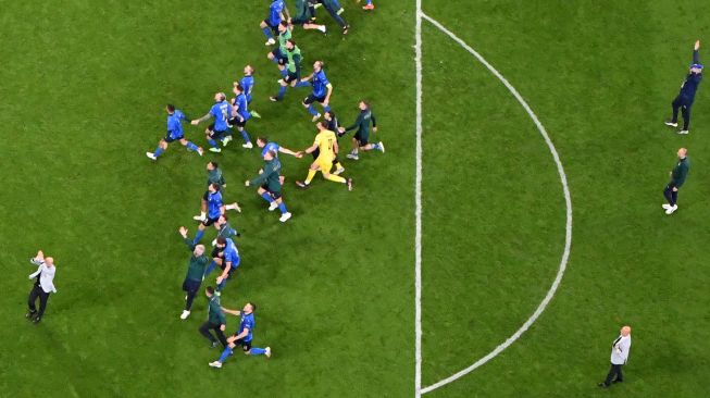 Para pemain Italia merayakan setelah memenangkan pertandingan sepak bola semifinal EURO 2020 antara Italia melawan Spanyol di Stadion Wembley, London, Inggris, Rabu (7/7) dini hari WIB. 
[Photo/AFP]