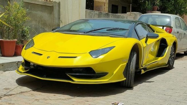 Honda Civic rasa Lamborghini Aventador (Cartoq)