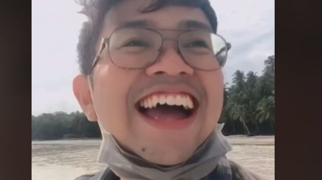 Pria Ini Bahagia Jalan di Tengah Laut yang Surut, Warganet Malah Deg-degan Takut Tsunami
