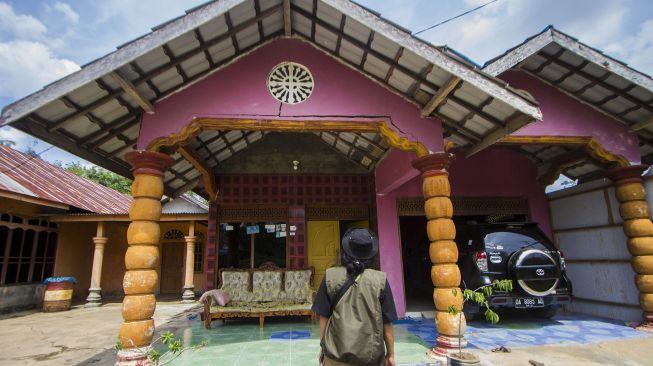 Warga melihat retakan dinding rumah akibat ledakan (blasting) dari tambang batu bara di Desa Pantai Cabe, Kabupaten Tapin, Kalimantan Selatan, Rabu (7/7/2021).  ANTARA FOTO/Bayu Pratama S