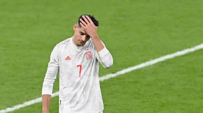 Pemain depan Spanyol Alvaro Morata tertunduk usai eksekusi penaltinya digagalkan Penjaga gawang Italia, Gianluigi Donnarumma i Stadion Wembley London, Inggris, Rabu (7/7) dini hari WIB. [Photo/AFP]