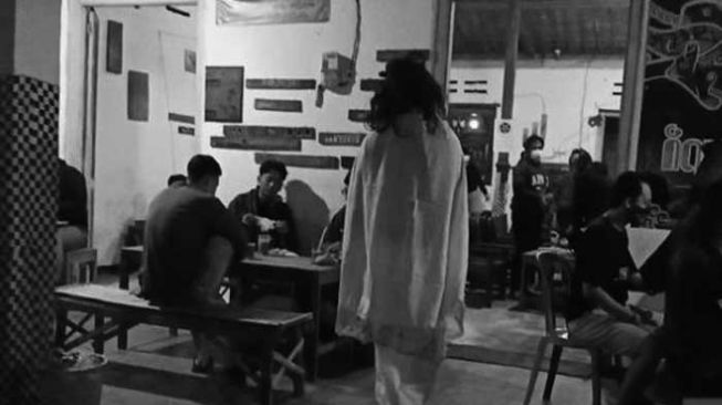 Kuntilanak Sambangi Warkop, Pengunjung Bubar