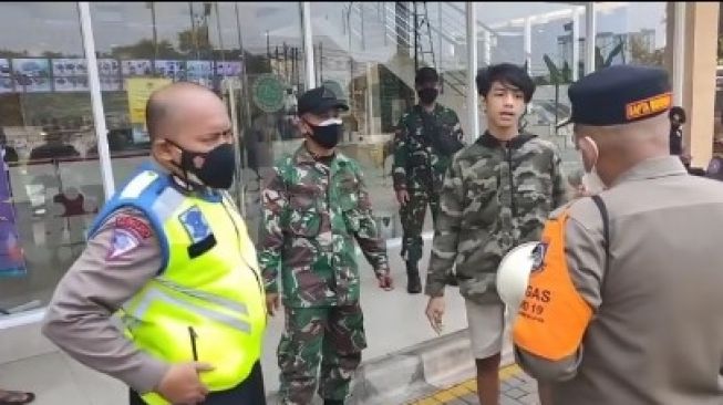 Remaja mengaku keponakan jenderal kena razia protokol kesehatan COVID-19.