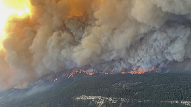 Foto udara menunjukkan kebakaran di Sparks Lake, British Columbia, Kanada, pekan lalu. [BC Wildfire Service / AFP]