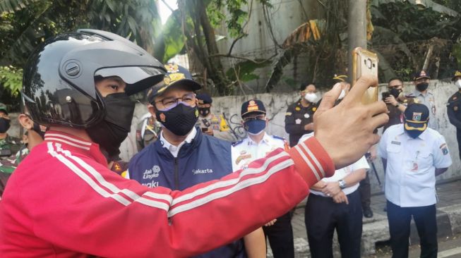 Gubernur DKI Jakarta Anies saat temukan pekerja sektor nonesensial di titik penyekatan PPKM Darurat di Jakarta Barat. (dok polisi)