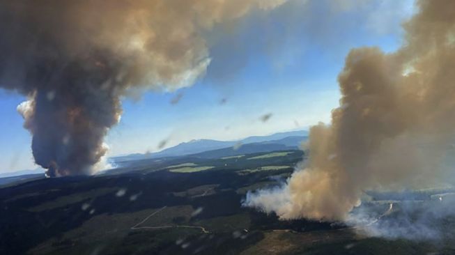 Foto udara menunjukkan dua gumpalan asap dari kebakaran hutan Long Loch dan kebakaran hutan Derrickson Lake, di British Columbia, Kanada, pekan lalu. [BC Wildfire Service / AFP]