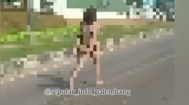 wanita di Palembang yang berjalan hanya menggunakan pakaian dalam [instagram]