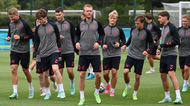 Kapten Timnas Denmark, Simon Kjaer (tengah) melakoni sesi latihan bersama rekan-rekannya jelang laga semifinal Euro 2020 lawan Inggris. [Paul ELLIS / AFP]
