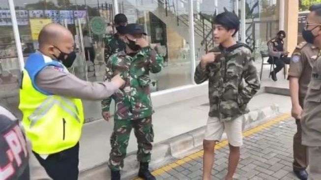 Remaja mengaku keponakan jenderal kena razia protokol kesehatan COVID-19.