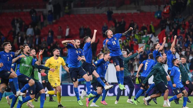 Para pemain Italia merayakan setelah memenangkan pertandingan sepak bola semifinal EURO 2020 antara Italia melawan Spanyol di Stadion Wembley, London, Inggris, Rabu (7/7) dini hari WIB. [Photo/AFP]