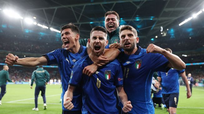 Para pemain Italia merayakan setelah memenangkan pertandingan sepak bola semifinal EURO 2020 antara Italia melawan Spanyol di Stadion Wembley, London, Inggris, Rabu (7/7) dini hari WIB. [Photo/AFP]