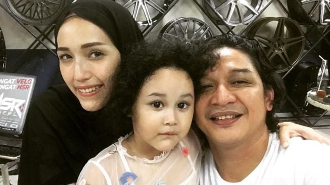 Pasha Ungu bersama istri, Adelia Pasha dan putrinya. [Instagram]