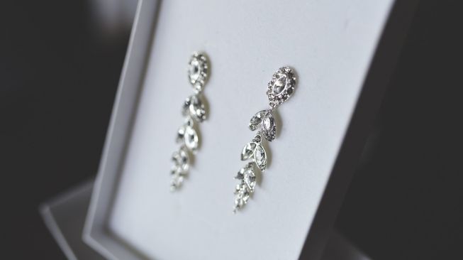 Ilustrasi anting perak. (Pixabay/Karolina Grabowska)