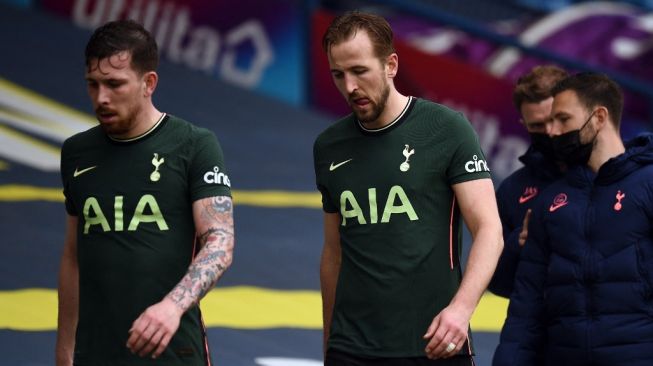 Penyerang Timnas Inggris, Harry Kane (kanan) dan gelandang Timnas Denmark, Pierre-Emile Hojbjerg saat memperkuat Tottenham Hotspur di musim 2020/2021 lalu. [Oli Scarff / AFP]
