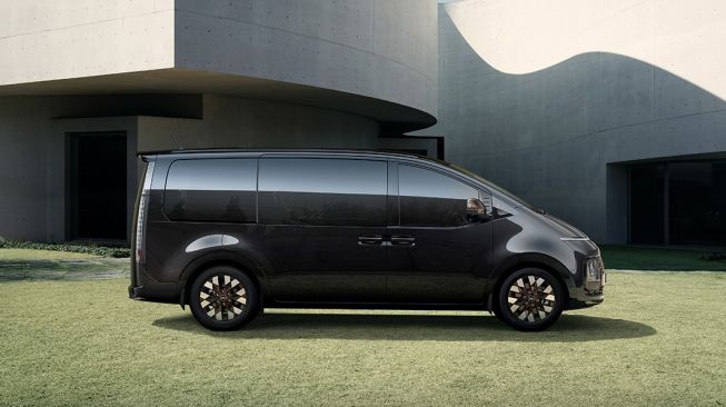 Desain van keren Hyundai Staria tampak samping [Hyundai.com].