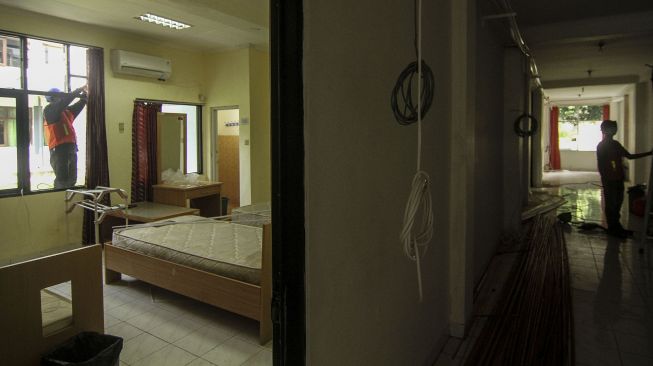 Pekerja menyelesaikan persiapan RS Darurat COVID-19 di Kompleks Asrama Haji, Pondok Gede, Jakarta, Rabu (7/7/2021). ANTARA FOTO/Asprilla Dwi Adha