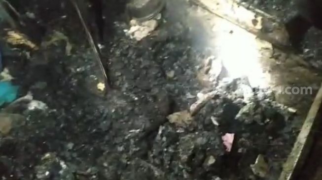 Korban meninggal ditemukan saat kebakaran di Jalan Pelita Raya 7 Kecamatan Rappocini, Kota Makassar, Rabu 7 Juli 2021 [SuaraSulsel.id / Damkar Makassar]