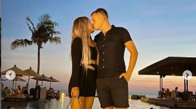 Pacar Alyssa Spischak pindah agama. Evert masuk Islam setelah dibimbing Ustadz Derry Sulaiman yang merupakan ayah Alyssa Spischak. (dok Instagram Evert )