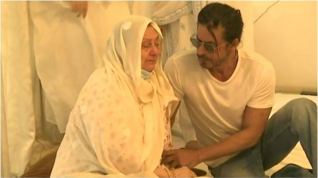 Shah Rukh Khan mencoba menghibur istri almarhum Dilip Kumar, Saira Banu. [Foto: ANI]