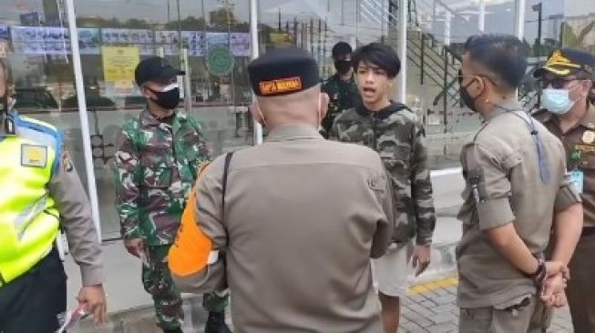 Remaja mengaku keponakan jenderal kena razia protokol kesehatan COVID-19.