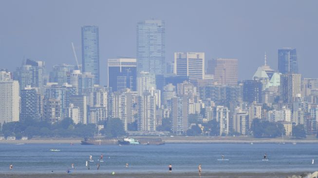 Suasana Kota Vancouver, British Columbia, terlihat melalui kabut pada hari yang panas terik di Kanada, pekan lalu. [Don MacKinnon / AFP]