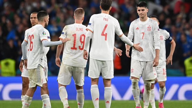 Pemain depan Spanyol Alvaro Morata tertunduk usai eksekusi penaltinya digagalkan Penjaga gawang Italia, Gianluigi Donnarumma i Stadion Wembley London, Inggris, Rabu (7/7) dini hari WIB. [Photo/AFP]