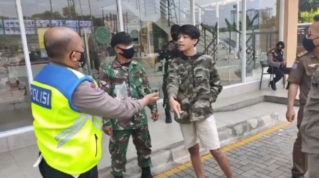Remaja mengaku keponakan jenderal kena razia protokol kesehatan COVID-19.