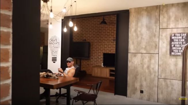 Potret Kantor Deddy Corbuzier. [YouTube/Ivan Gunawan]