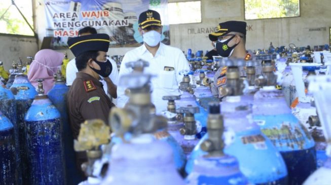 Wali Kota Probolinggo Hadi Zainal Abidin (tengah) bersama forkompimda mengecek ketersediaan tabung oksigen di Stasiun pengisian gas oksigen milik Samator di kawasan Dringu, Rabu (7/7/2021). [ANTARA/HO-Diskominfo Kota Probolinggo]