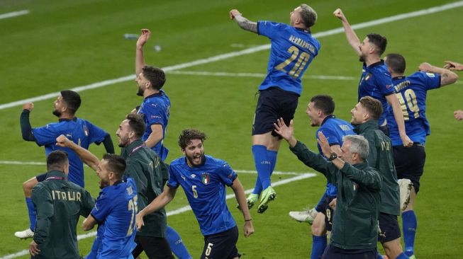 Para pemain Italia merayakan setelah memenangkan pertandingan sepak bola semifinal EURO 2020 antara Italia melawan Spanyol di Stadion Wembley, London, Inggris, Rabu (7/7) dini hari WIB. 
[Photo/AFP]