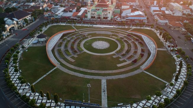 Foto udara suasana alun-alun Tegal, Jawa Tengah, Rabu (7/7/2021).  ANTARA FOTO/Oky Lukmansyah