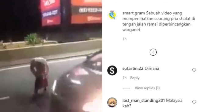 Video viral pria salat di tengah jalan. (Instagram/smart.gram)